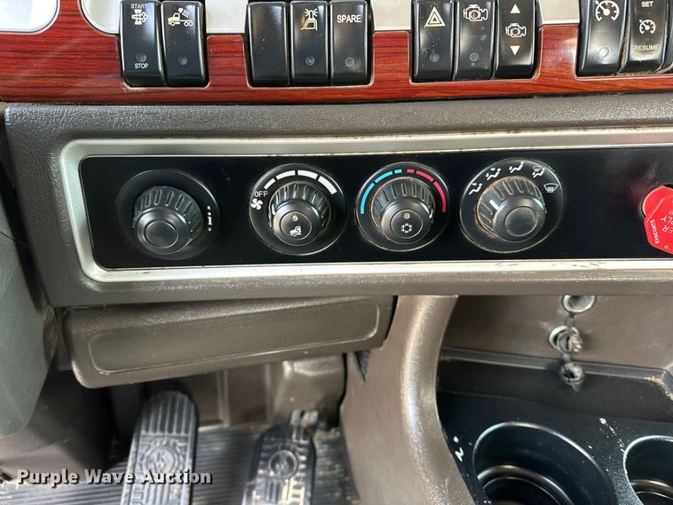 image for item EG1464 2012 Kenworth  T800 semi truck