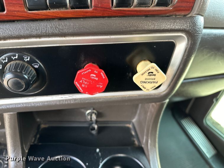 image for item EG1464 2012 Kenworth  T800 semi truck