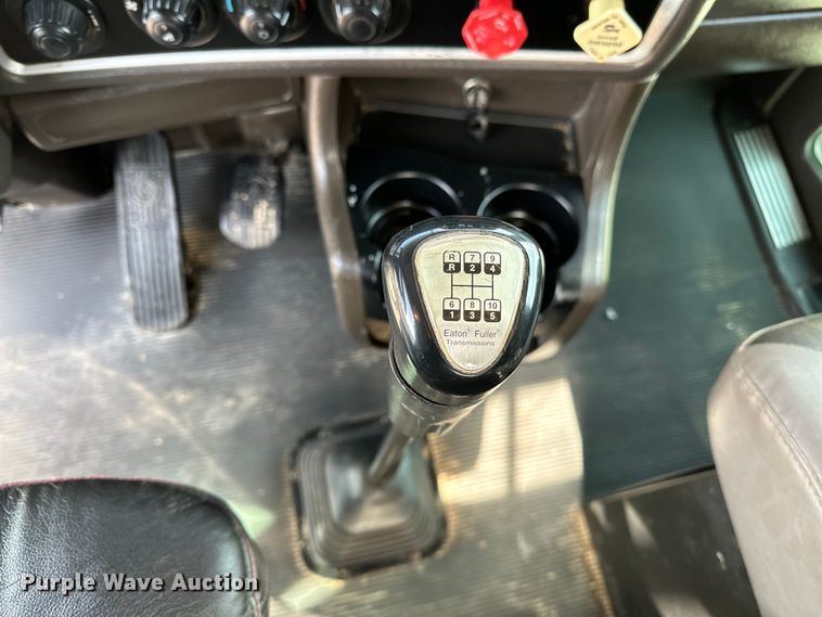 image for item EG1464 2012 Kenworth  T800 semi truck