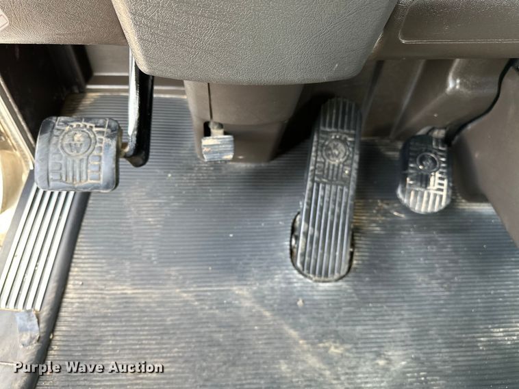 image for item EG1464 2012 Kenworth  T800 semi truck