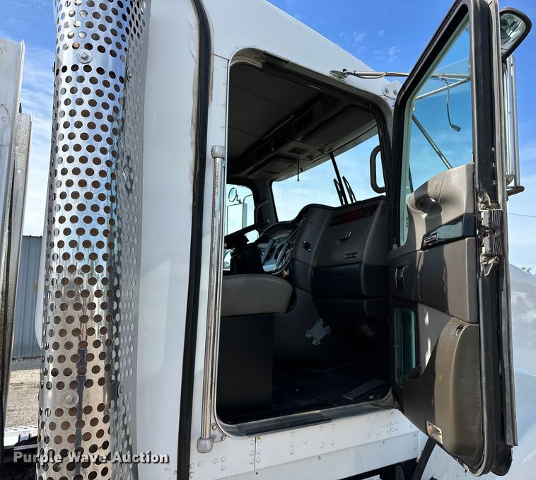 image for item EG1464 2012 Kenworth  T800 semi truck