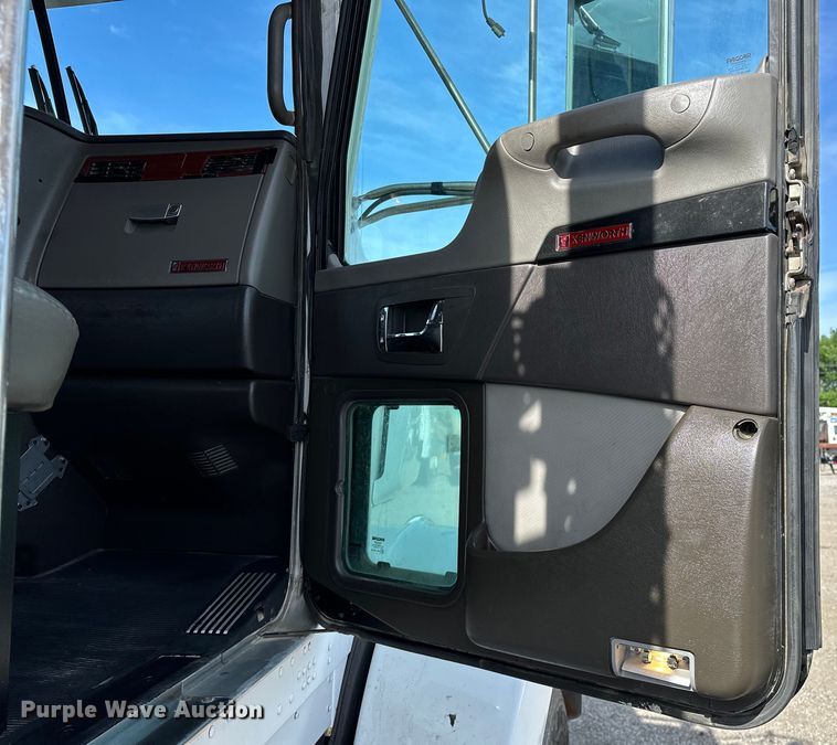 image for item EG1464 2012 Kenworth  T800 semi truck