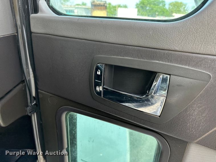 image for item EG1464 2012 Kenworth  T800 semi truck