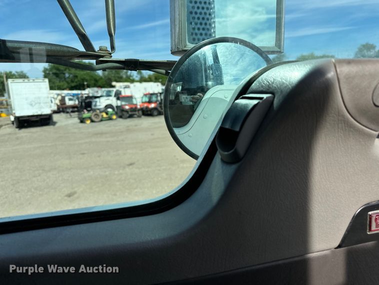 image for item EG1464 2012 Kenworth  T800 semi truck