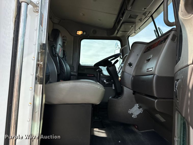 image for item EG1464 2012 Kenworth  T800 semi truck