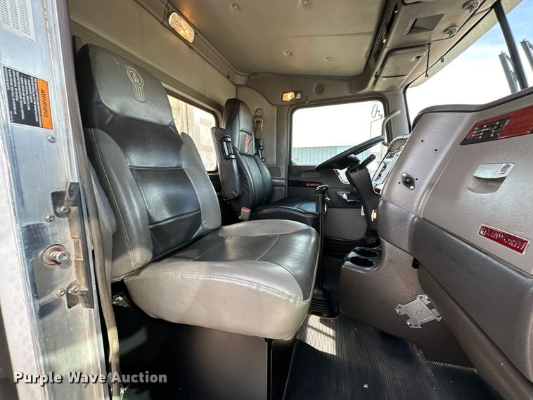 image for item EG1464 2012 Kenworth  T800 semi truck