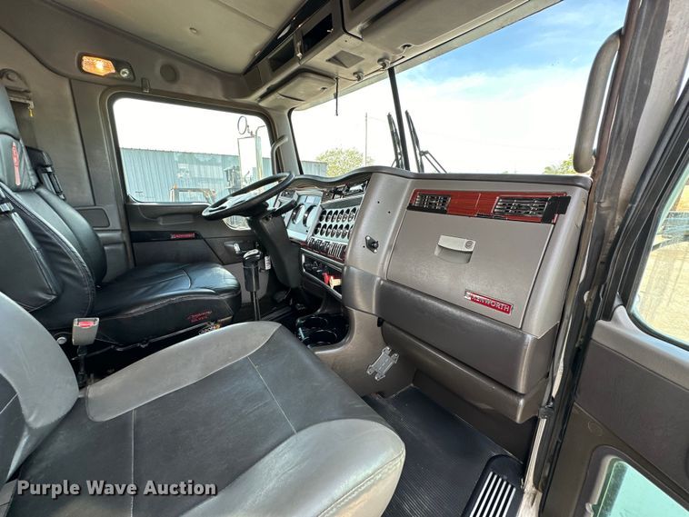 image for item EG1464 2012 Kenworth  T800 semi truck