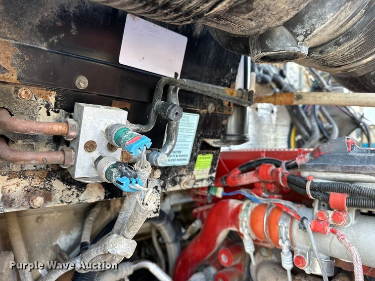 image for item EG1464 2012 Kenworth  T800 semi truck