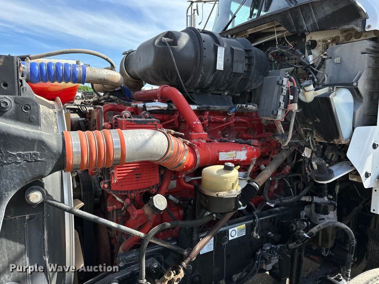 image for item EG1464 2012 Kenworth  T800 semi truck