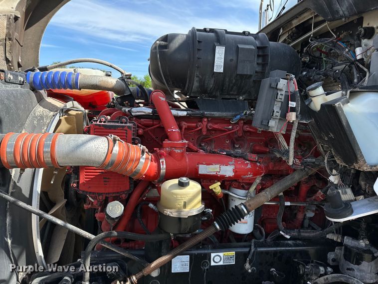 image for item EG1464 2012 Kenworth  T800 semi truck