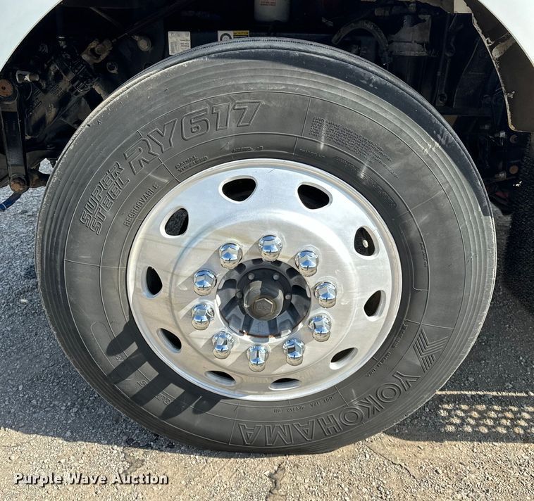 image for item EG1464 2012 Kenworth  T800 semi truck