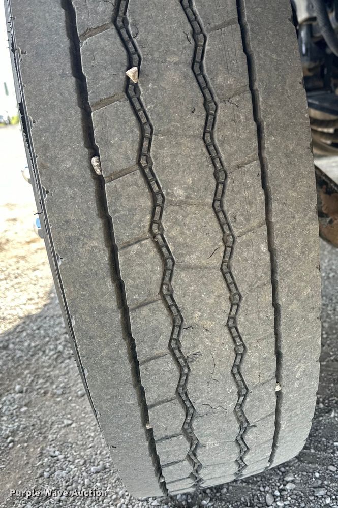 image for item EG1464 2012 Kenworth  T800 semi truck