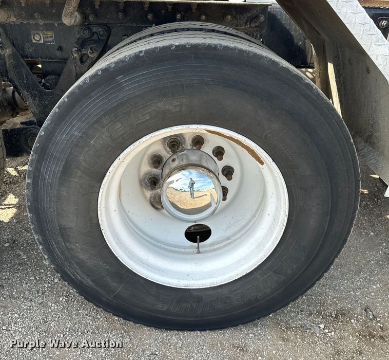 image for item EG1464 2012 Kenworth  T800 semi truck