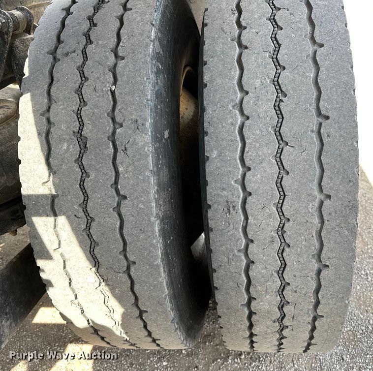 image for item EG1464 2012 Kenworth  T800 semi truck