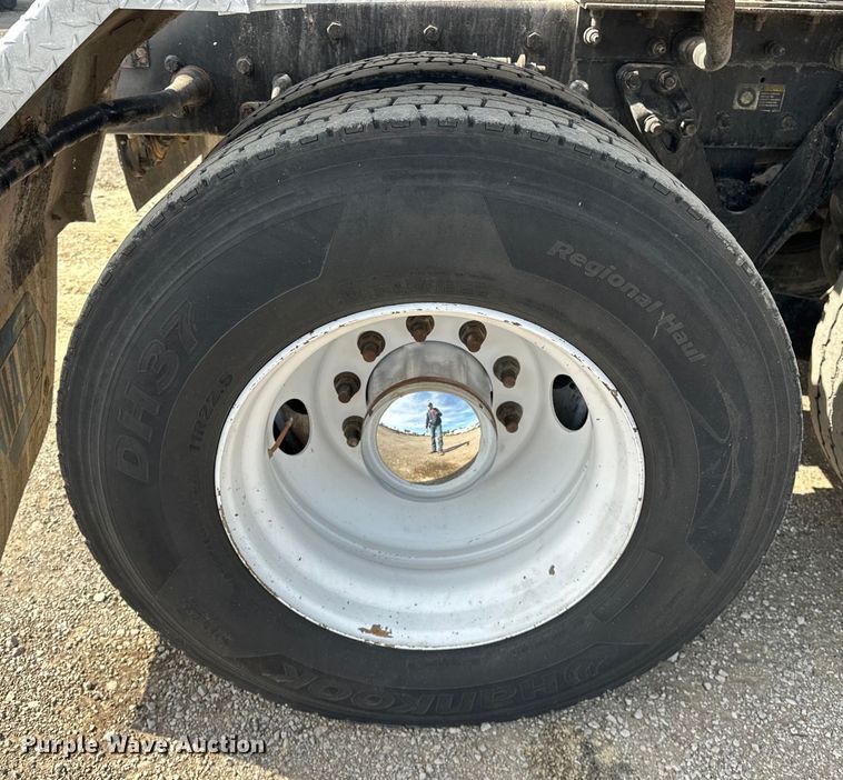 image for item EG1464 2012 Kenworth  T800 semi truck