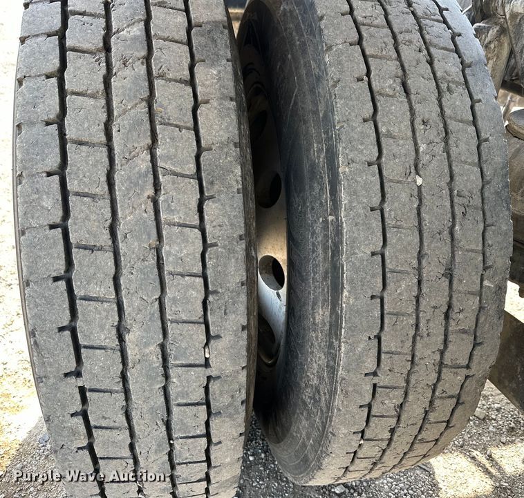 image for item EG1464 2012 Kenworth  T800 semi truck