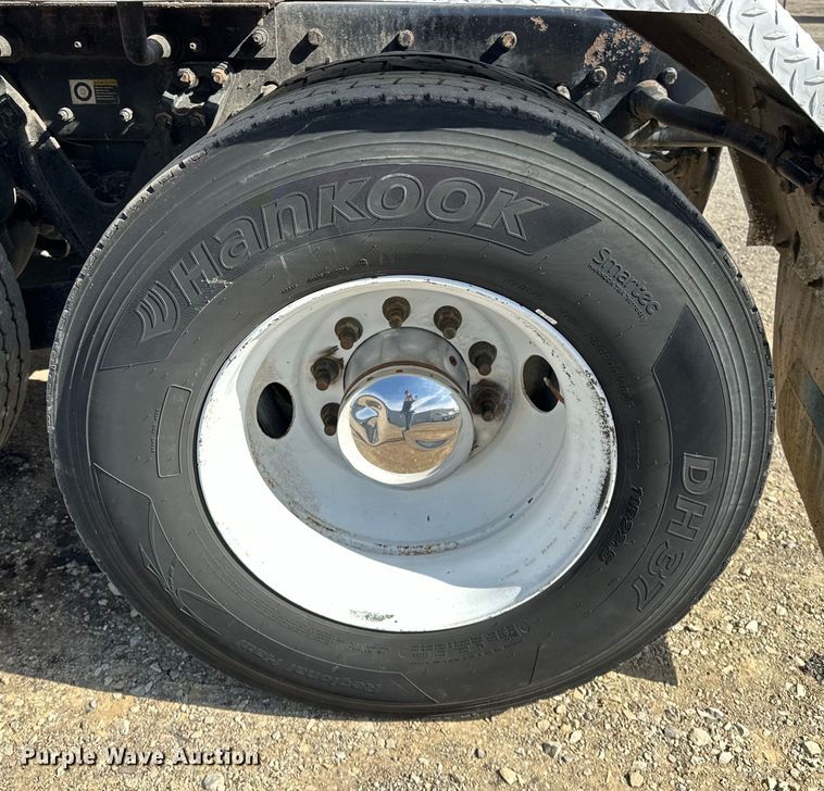 image for item EG1464 2012 Kenworth  T800 semi truck