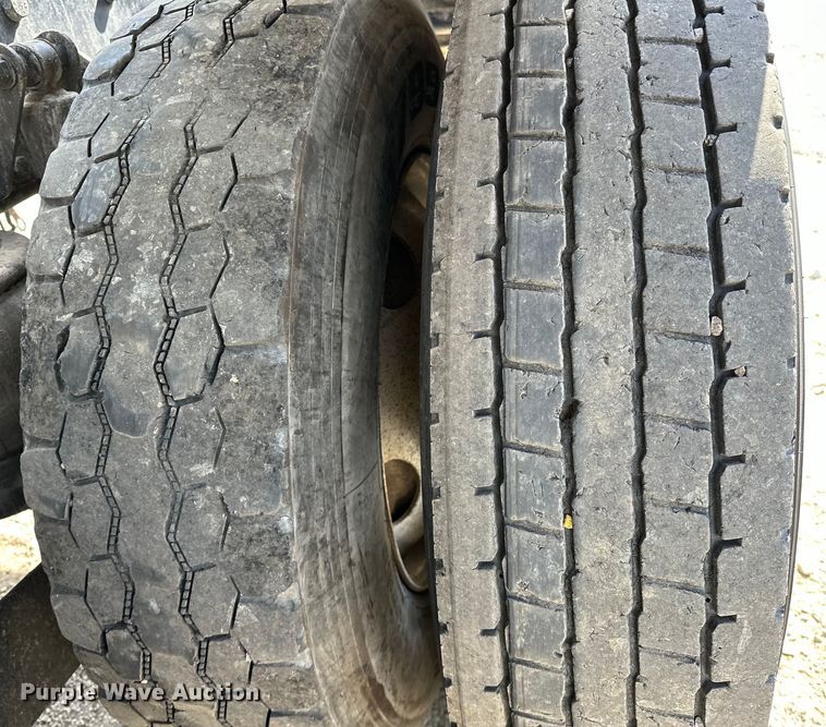 image for item EG1464 2012 Kenworth  T800 semi truck