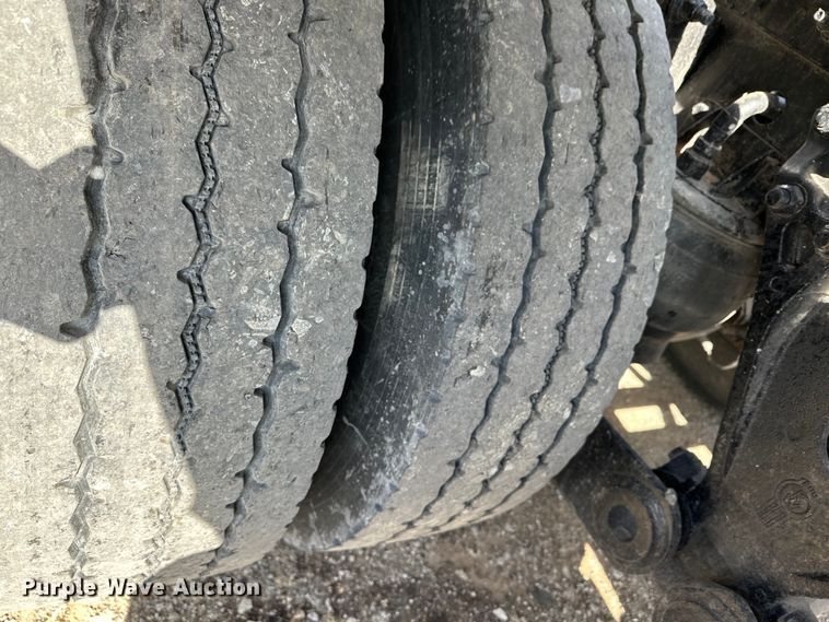 image for item EG1464 2012 Kenworth  T800 semi truck