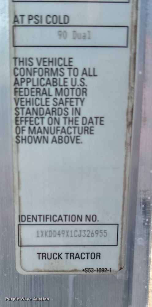 image for item EG1464 2012 Kenworth  T800 semi truck