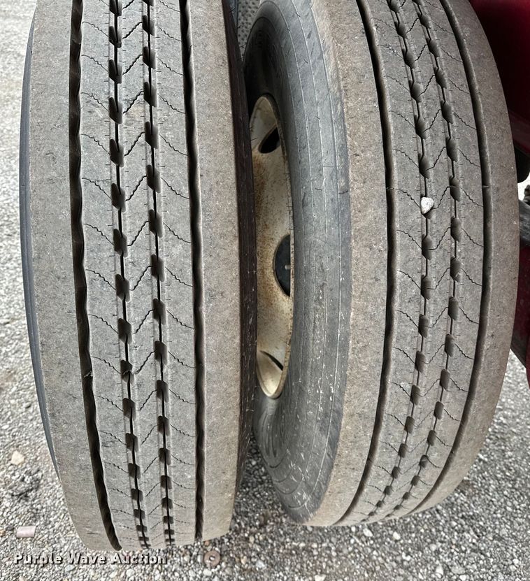 image for item EG1469 2001 Great Dane flatbed trailer