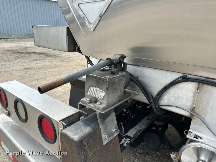 image for item EG1481 2015 Kenworth  T800 tank truck