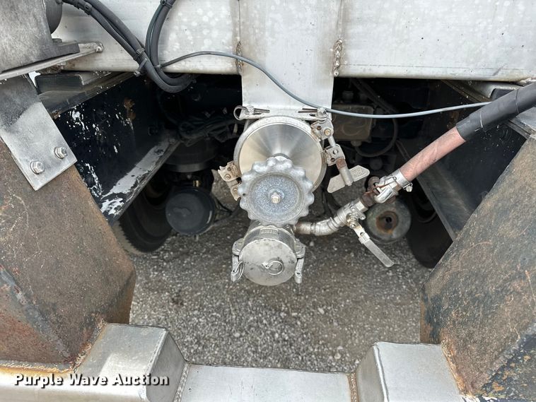 image for item EG1481 2015 Kenworth  T800 tank truck