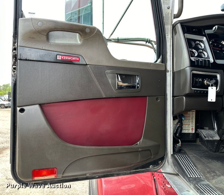 image for item EG1481 2015 Kenworth  T800 tank truck