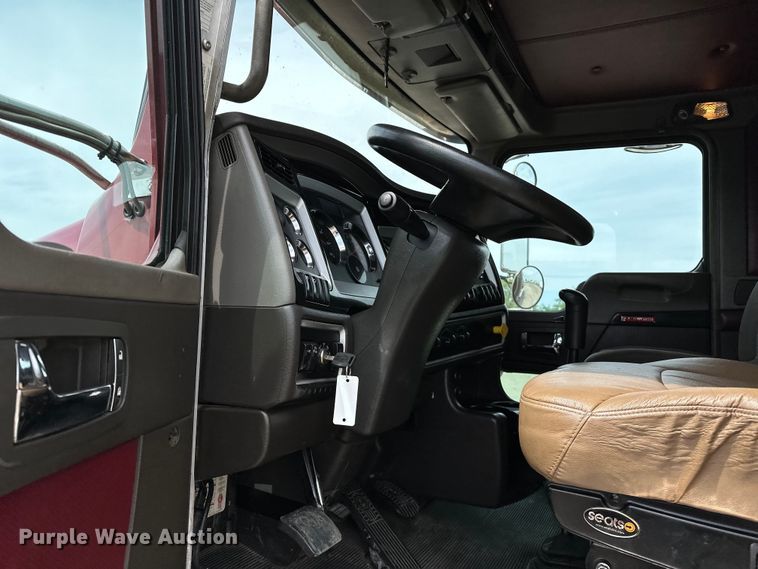 image for item EG1481 2015 Kenworth  T800 tank truck