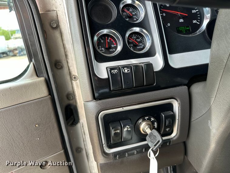 image for item EG1481 2015 Kenworth  T800 tank truck