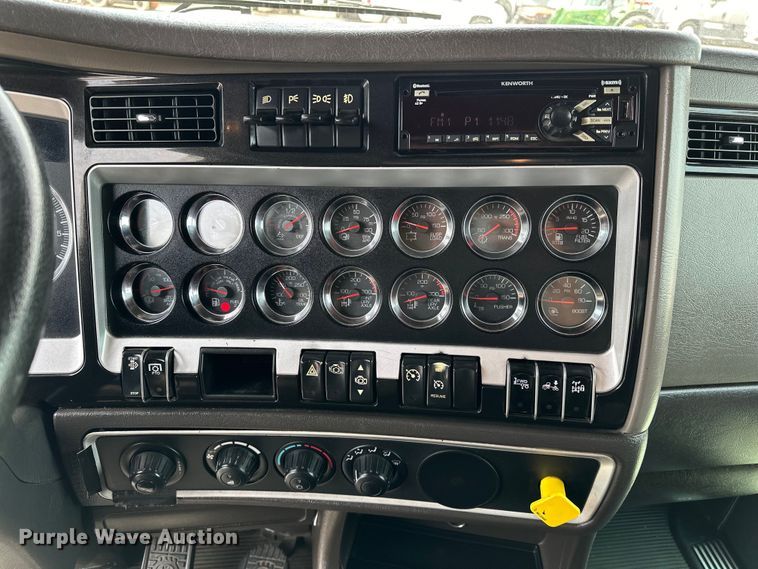 image for item EG1481 2015 Kenworth  T800 tank truck