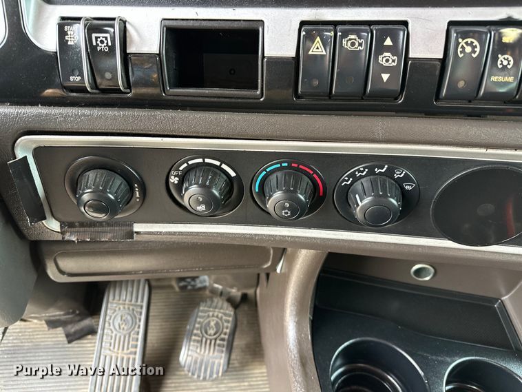 image for item EG1481 2015 Kenworth  T800 tank truck