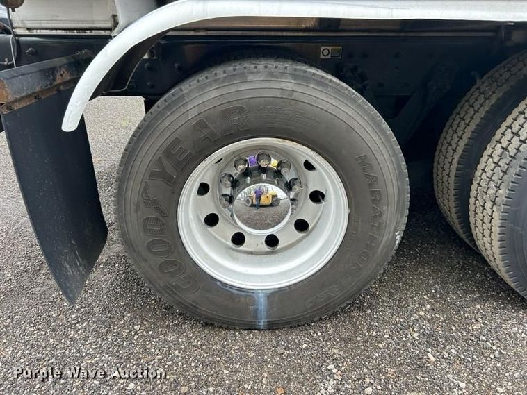 image for item EG1481 2015 Kenworth  T800 tank truck