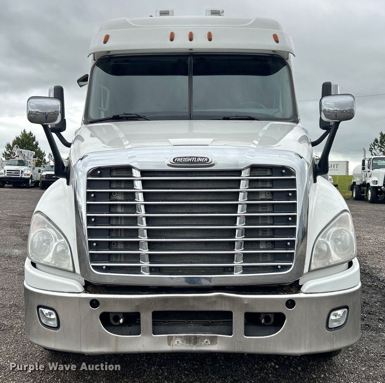 image for item EG1507 2016 Freightliner  Cascadia semi truck