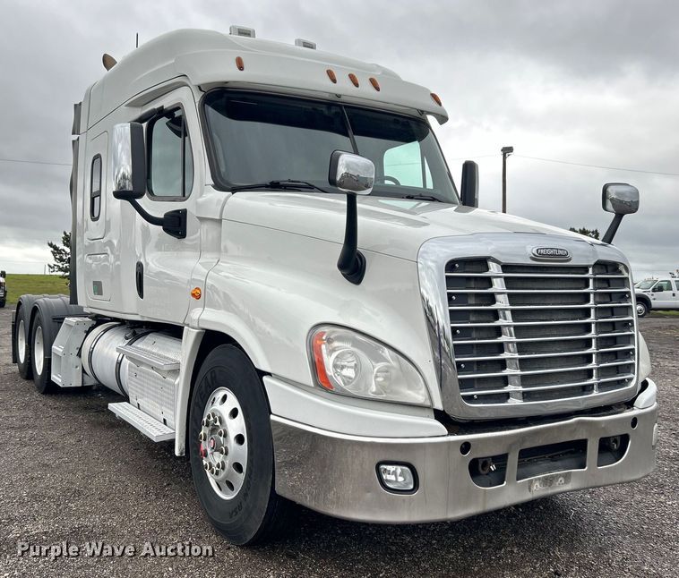 image for item EG1507 2016 Freightliner  Cascadia semi truck