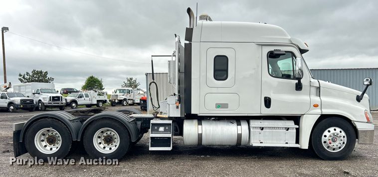 image for item EG1507 2016 Freightliner  Cascadia semi truck