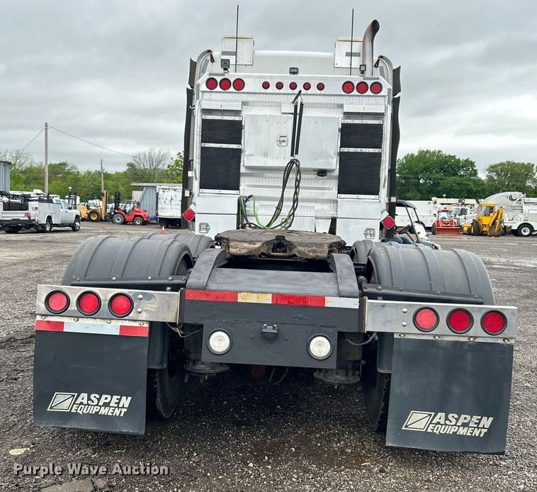 image for item EG1507 2016 Freightliner  Cascadia semi truck