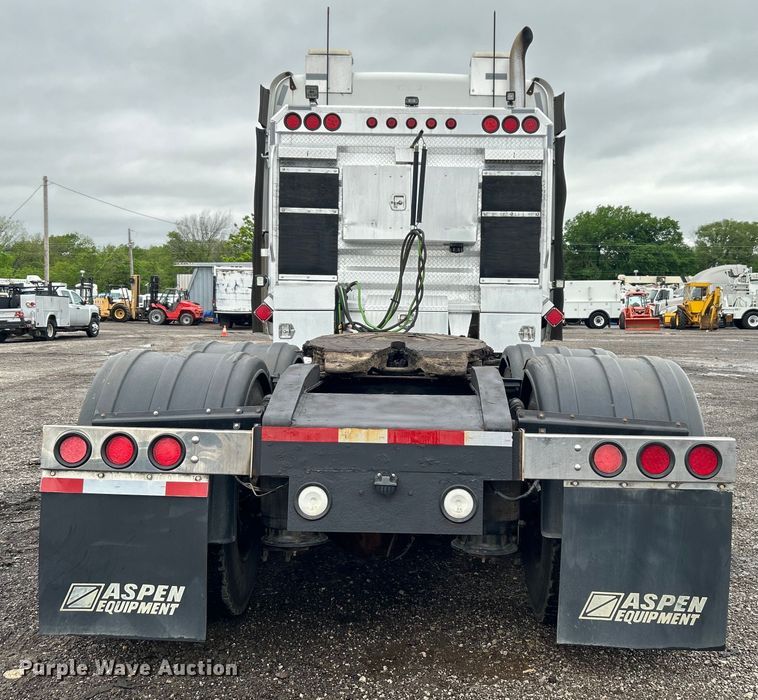 image for item EG1507 2016 Freightliner  Cascadia semi truck