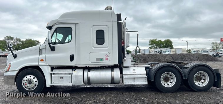 image for item EG1507 2016 Freightliner  Cascadia semi truck