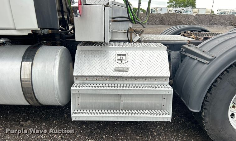 image for item EG1507 2016 Freightliner  Cascadia semi truck