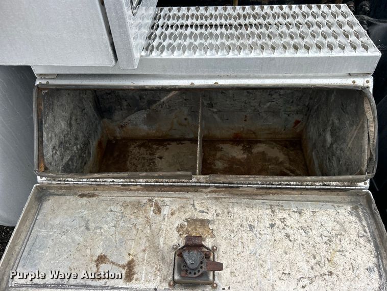 image for item EG1507 2016 Freightliner  Cascadia semi truck