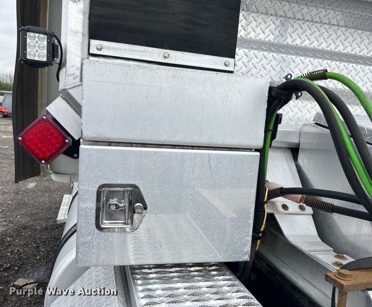 image for item EG1507 2016 Freightliner  Cascadia semi truck