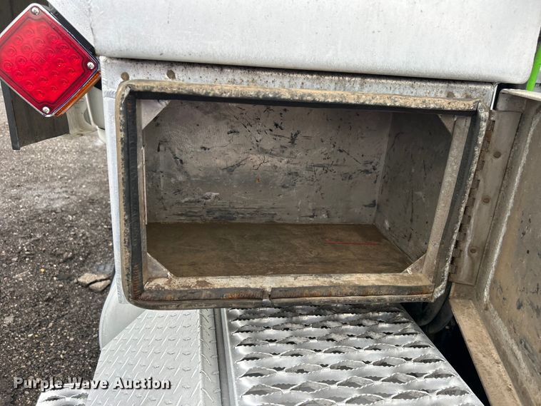 image for item EG1507 2016 Freightliner  Cascadia semi truck