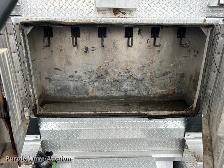 image for item EG1507 2016 Freightliner  Cascadia semi truck