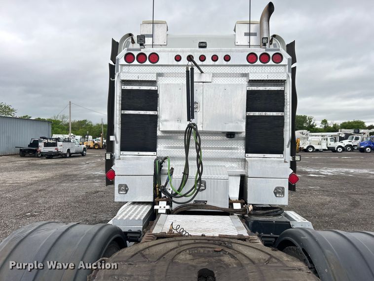 image for item EG1507 2016 Freightliner  Cascadia semi truck