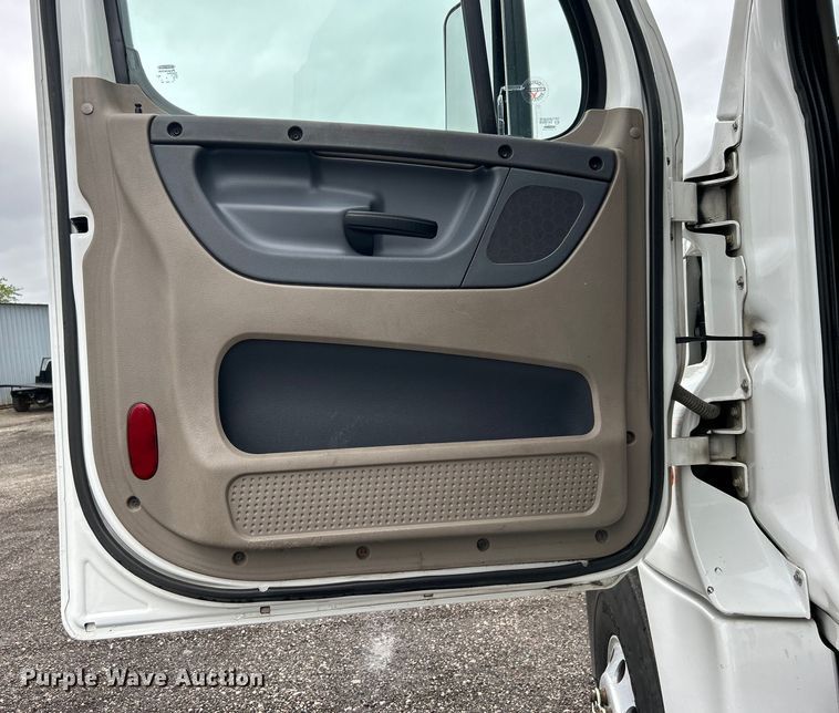 image for item EG1507 2016 Freightliner  Cascadia semi truck