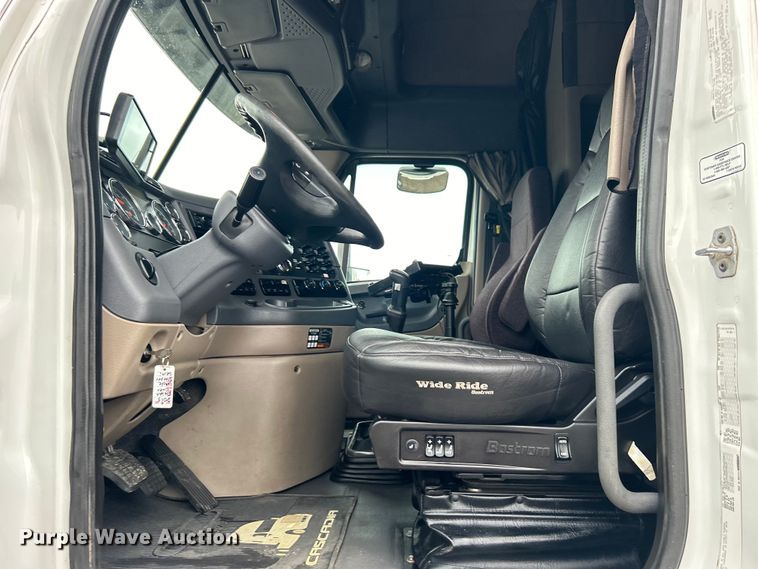 image for item EG1507 2016 Freightliner  Cascadia semi truck