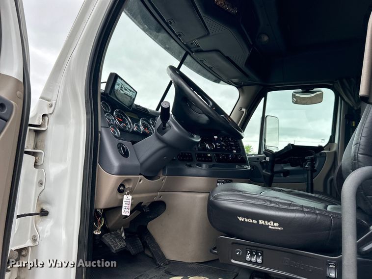 image for item EG1507 2016 Freightliner  Cascadia semi truck