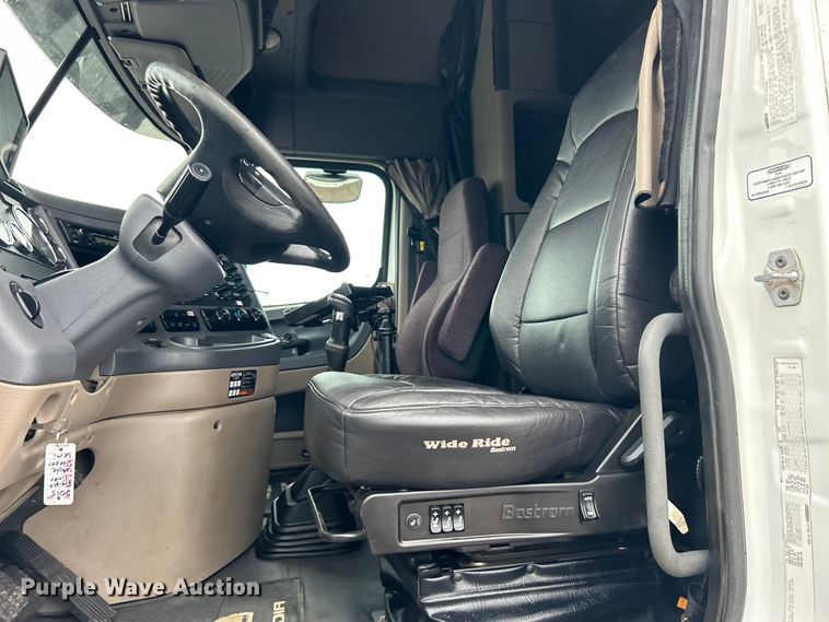 image for item EG1507 2016 Freightliner  Cascadia semi truck