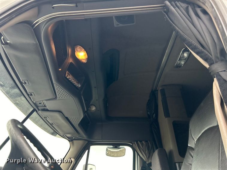 image for item EG1507 2016 Freightliner  Cascadia semi truck